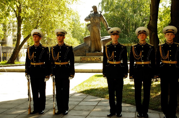 Цветы к памятнику морякам, погибшим на атомном подводном крейсере «Курск» в Москве