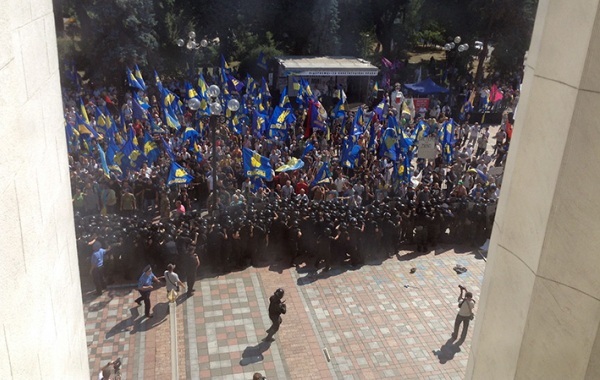 В Киеве митингующие штурмуют Верховную раду