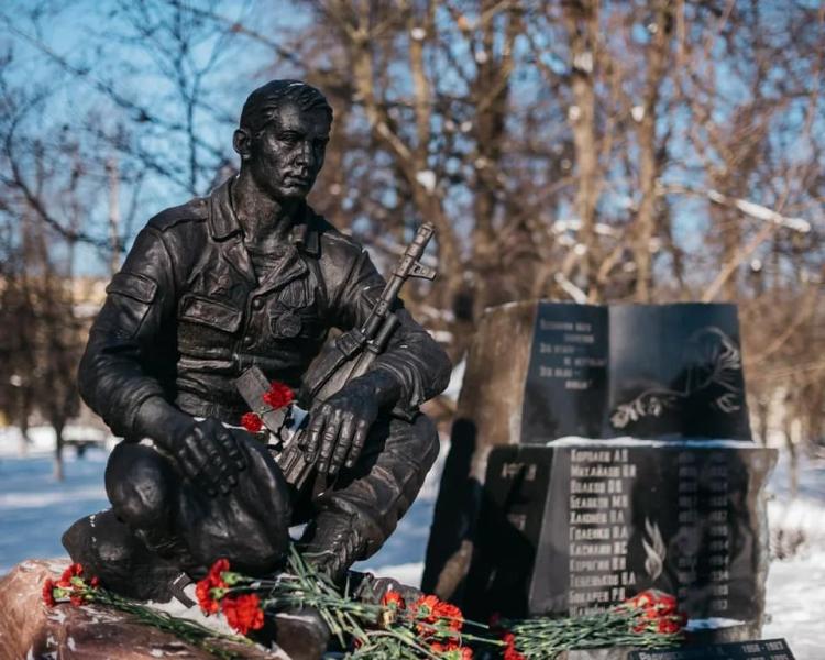 Память воину. Памятники погибшим в Чечне и Афганистане. Вечная память воинам интернационалистам. Памятник Афган Чечня. Мемориал воинам Афгана и Чечни на Советской в Слободском.