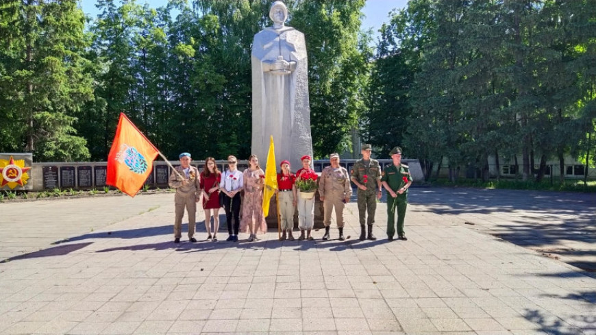 19 мая ульяновск. Памятник володарцам Ульяновск. Памятника «володарцам – героям трудового фронта».. Памятник погибшим воинам володарцам Ульяновск. Памятник перед ДК 1 мая Ульяновск.