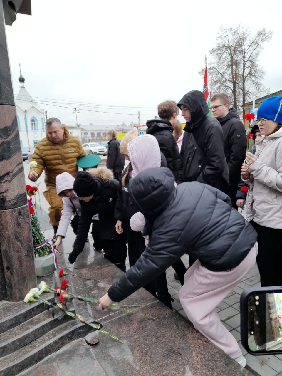 В рамках митинга также прошел благодарственный молебен в Храме Успения Пресвятой Богородицы, где собравшиеся могли помолиться и вспомнить о тех, кто погиб, исполняя свой долг. В мероприятии приняли участие более 50 ветеранов и членов их семей.