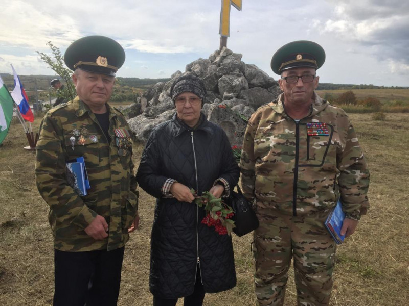 Памятник евгению на трассе м4. Воину Евгению крест в Тульской. Памятник Евгению Родионову. Поклонный крест на трассе м4 Евгению Родионову. Памятник воину Евгению на трассе м4.