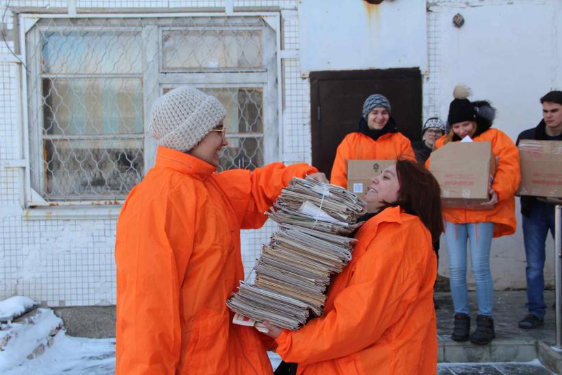 Помочь 11. Сбор макулатуры волонтеры. Волонтеры Новотроицка. Сбор вторсырья волонтерами в Рыбинске. Волонтеры помогают старикам.