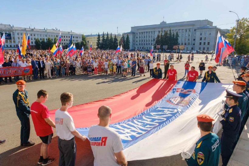 День флага. День города Киров. День флага Киров. Волонтерская рота день государственного флага.