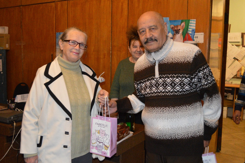 Борис Сайфутдинов вручает подарки сотрудникам редакции (2).JPG (820×545)