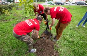 Активисты «Волонтерской роты &amp;quot;БОЕВОГО БРАТСТВА&amp;quot;» посадила деревья и оставили капсулу памяти на западе Москвы
