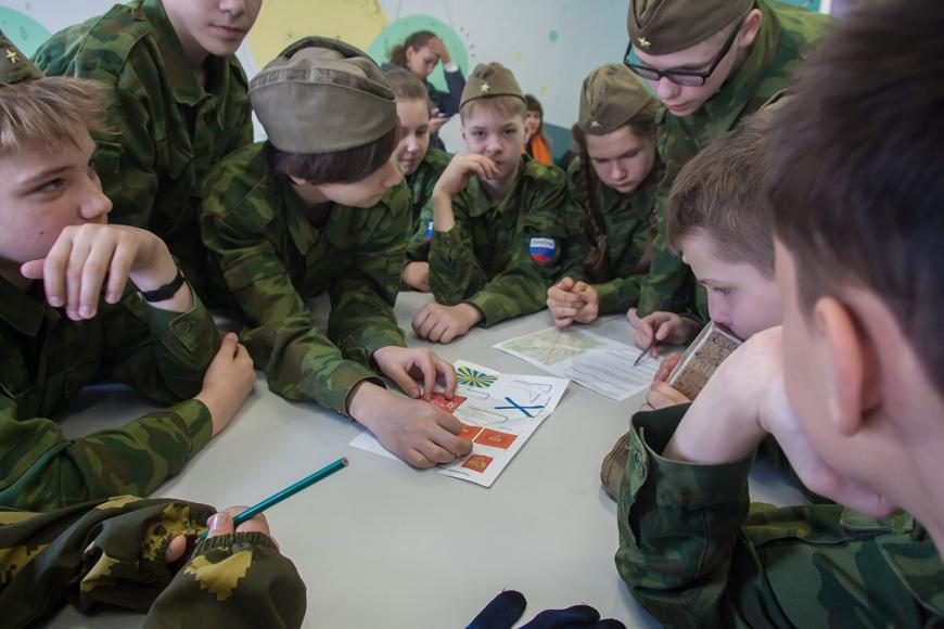 Прошла игра зарница. Школьная Зарница. Военно патриотические игры для школьников. Зарница игра в школе военно-спортивная. Зарница в ДОУ.