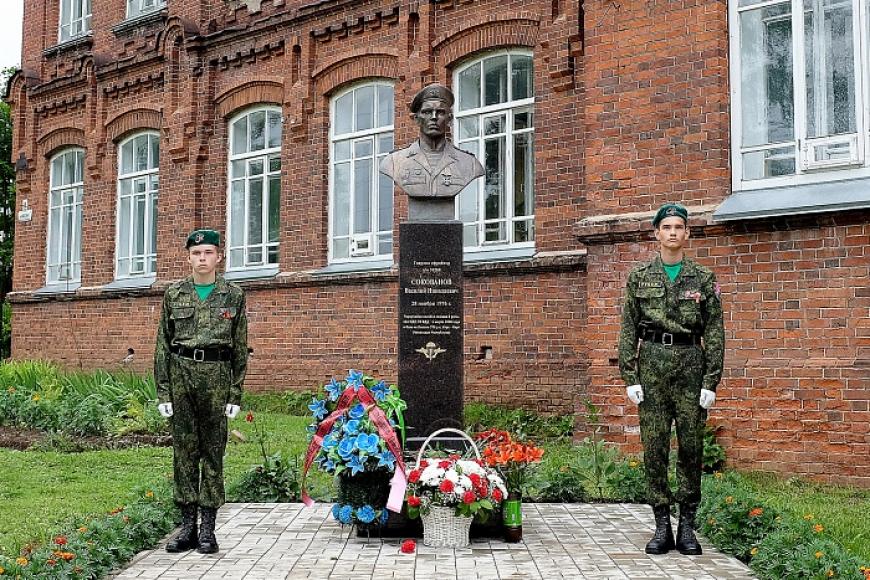 Орел кировская область. Ердяков Роман Сергеевич 6 рота. Бюст романа Ердякова. Могила романа Ердякова Киров. Романа Ердякова Киров.