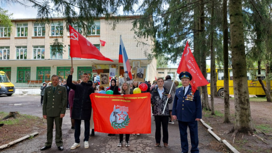 Угловой диван с полками: плюсы, критерии выбора, фото